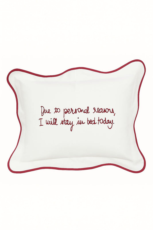 Coussin brodé 100% coton – “Due to personal reasons, I will stay in bed today" – 40×30 cm – Coussin inclus - Bordeaux