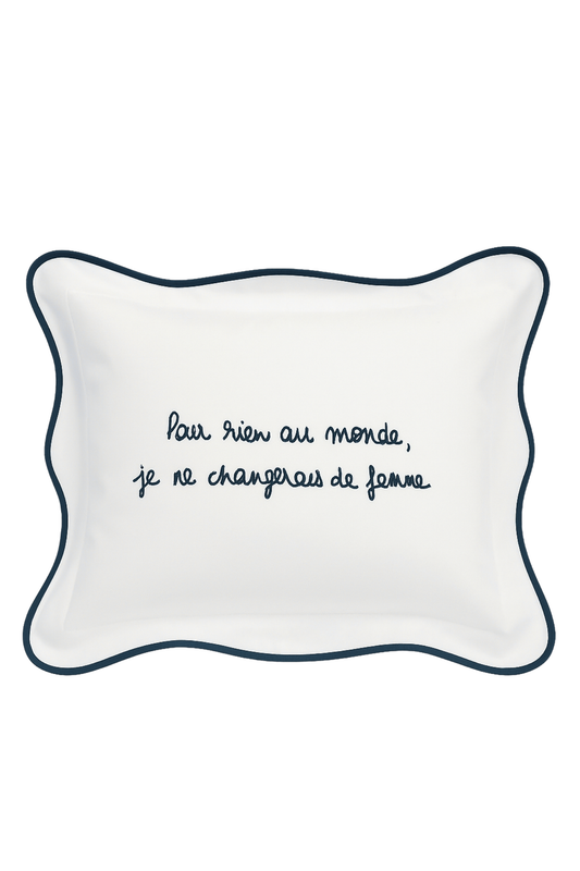 Coussin brodé 100% coton – “Pour rien au monde, je ne changerais de femme" – 40×30 cm – Coussin inclus - Bleu Marine